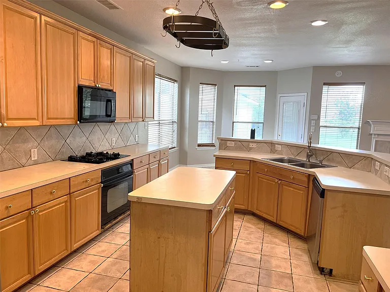 14210 Meadow Estates Ln — Photo 10