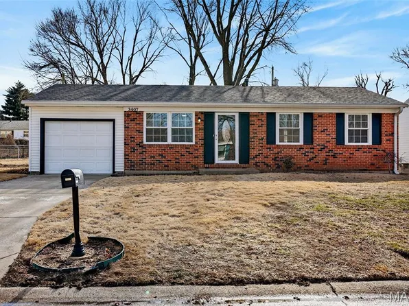 3407 Highgate Ln, Saint Charles, MO 63301