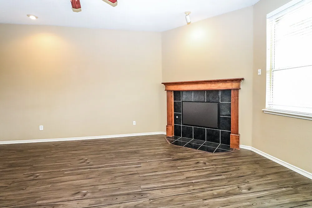 3 bed, 2.0 bath, 1662 sqft, $1,755 — Photo 3
