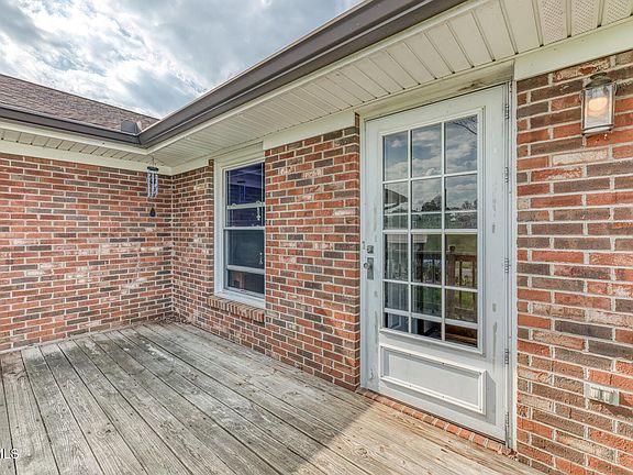 4th image of 220 Hillsboro Dr