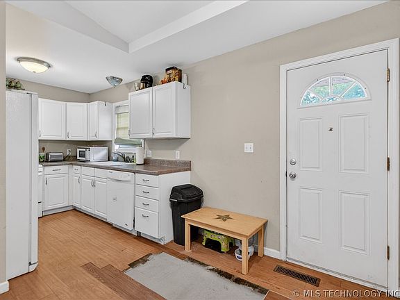 5th image of 221 Spring Rd
