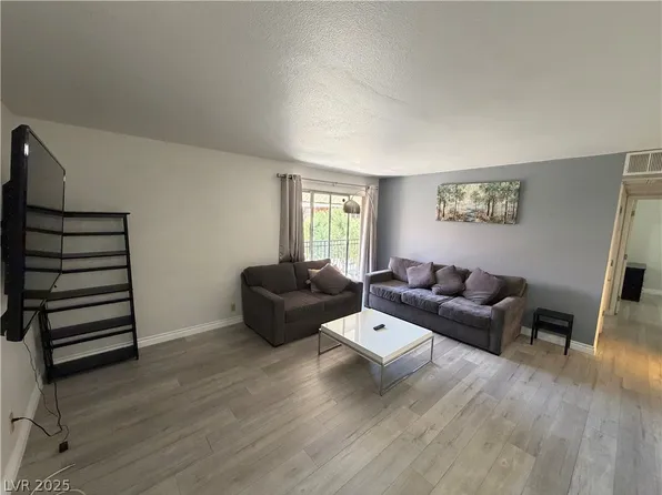 4961 River Glen Dr Unit 28, Las Vegas, NV 89103