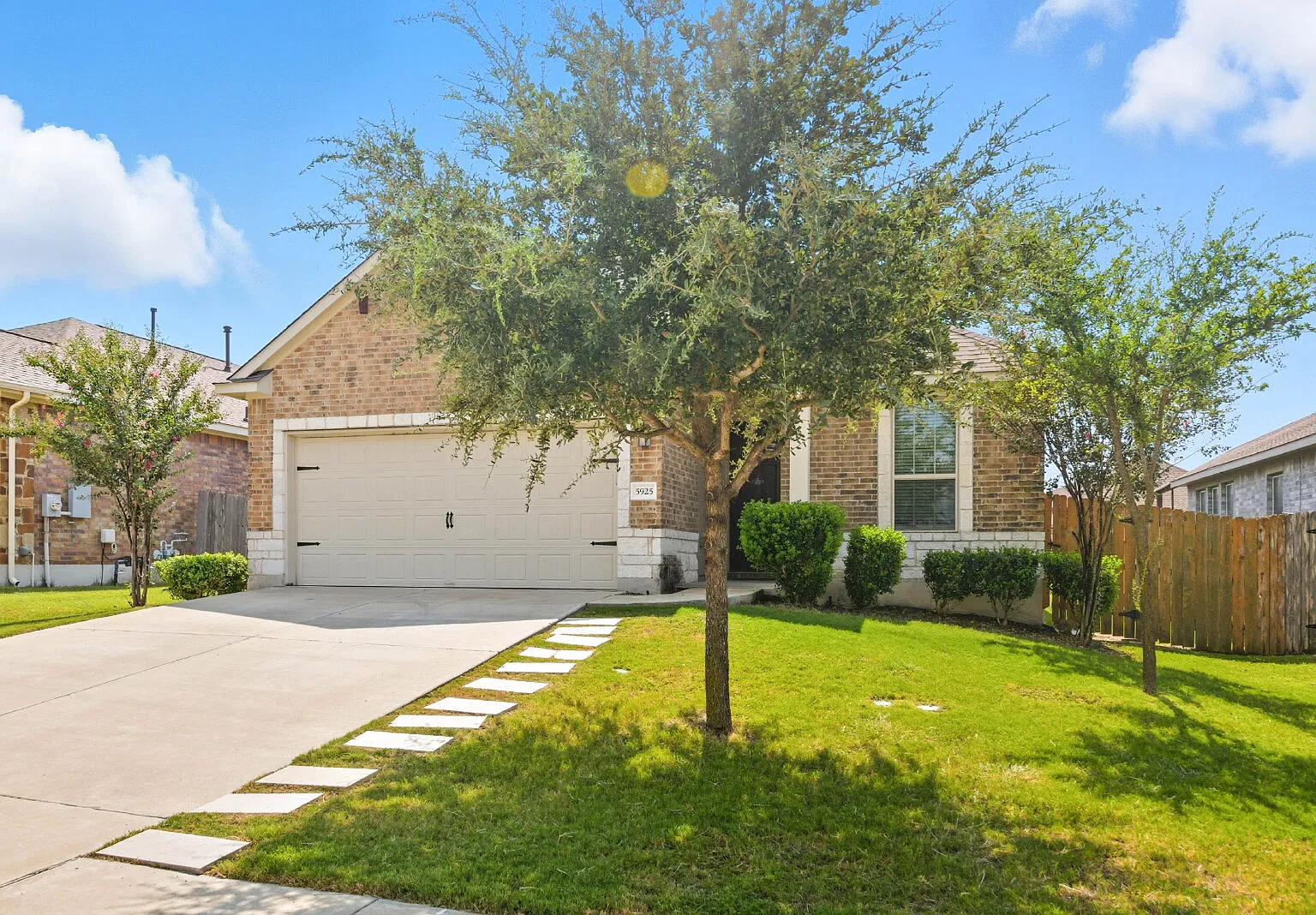 3 bed, 2.0 bath, 1817 sqft, $2,150 — Photo 2