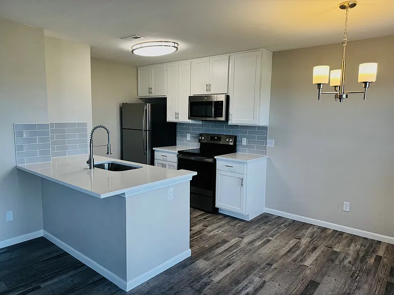 Remington Apartments — Photo 9