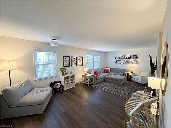 3rd image of 165 Summerglen Dr