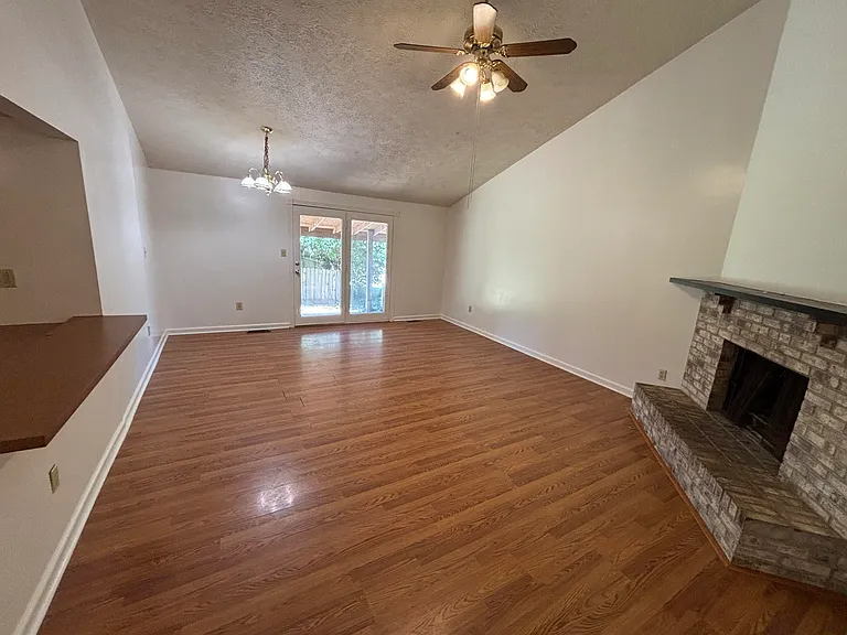 392 Pasadena Dr — Photo 2
