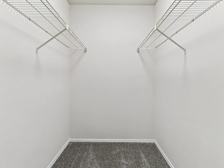 B2 Walk in closet