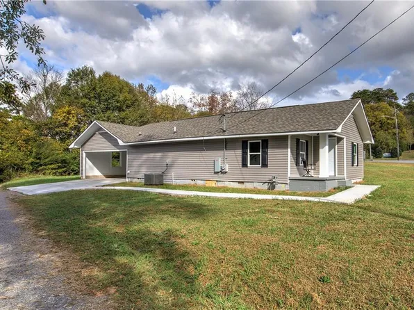 220 Carlton Dr, Rockmart, GA 30153