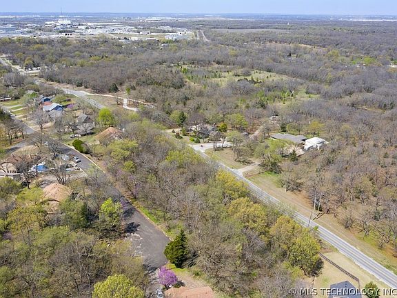 4th image of Woodcrest Ln