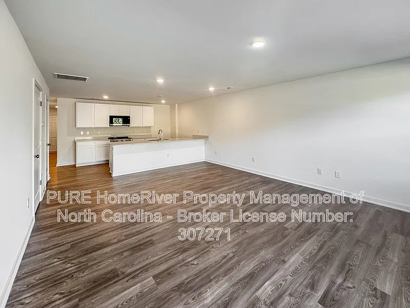 3 bed, 2.5 bath, 1648 sqft, $1,675 — Photo 3
