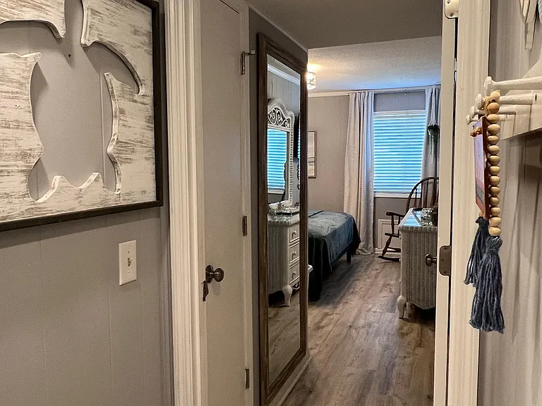 Hall to bedrooms