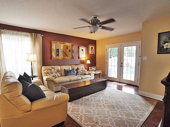 3rd image of 1549 N Hillsdale Dr
