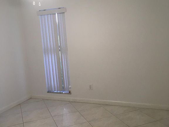 4th image of 5310 NE 6th Ave APT B