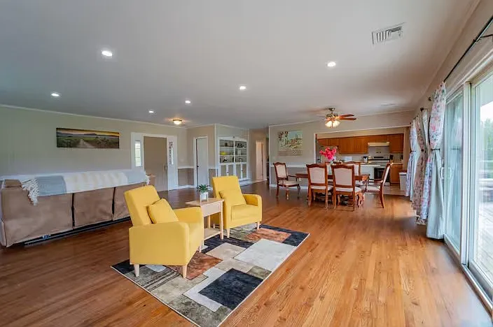 716 Albany Post Rd — Photo 3