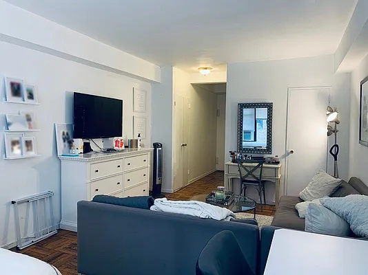 Rented by Luxian International Realty LLC | media 25