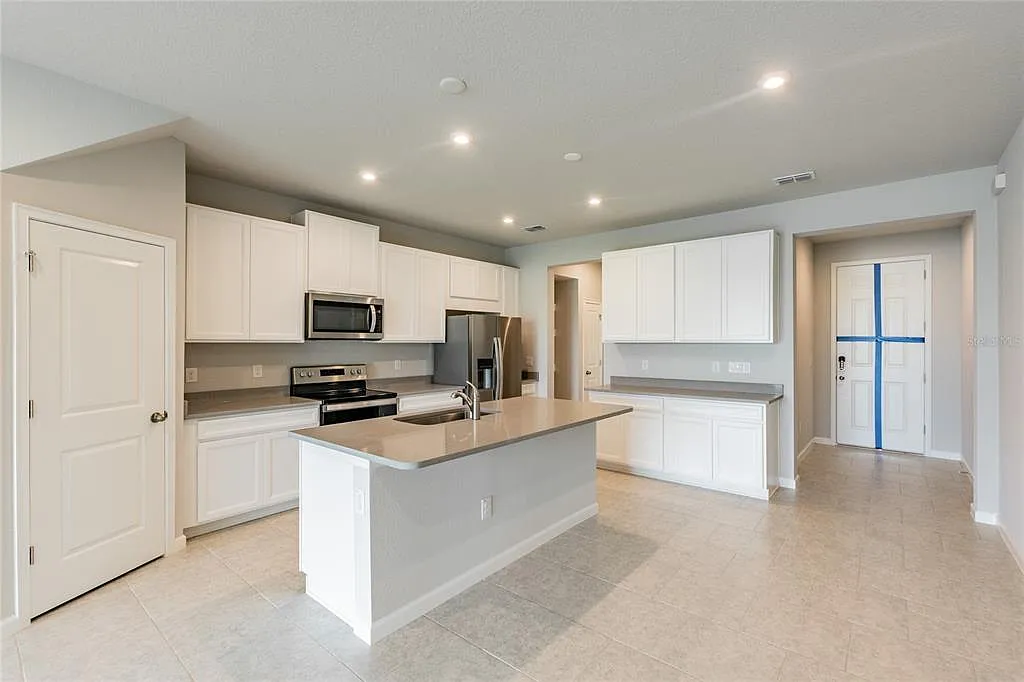 3 bed, 2.5 bath, 1667 sqft, $2,500 — Photo 4