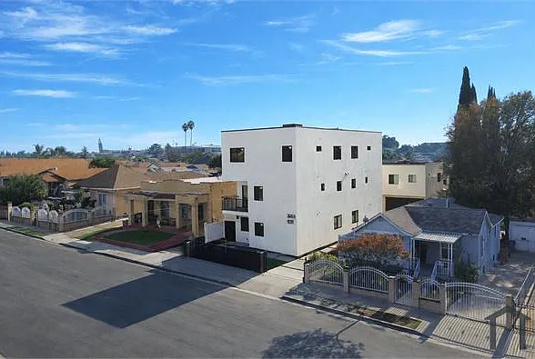 5 bed, 5200 sqft, $5,000 — Photo 1