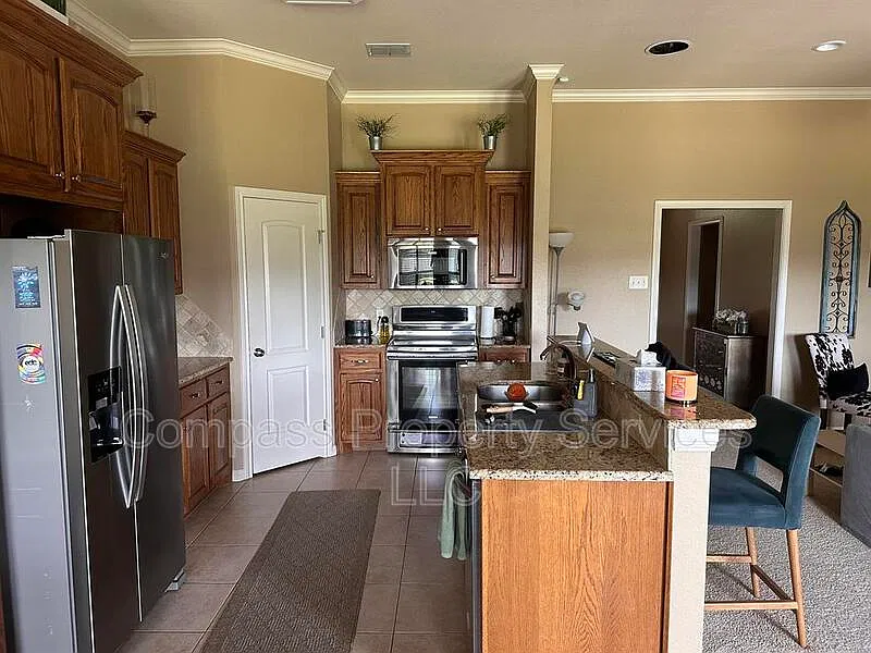 3 bed, 2.0 bath, 1566 sqft, $2,100 — Photo 2