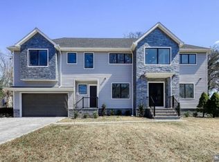 260 Hoppers Ln, Paramus, NJ 07652