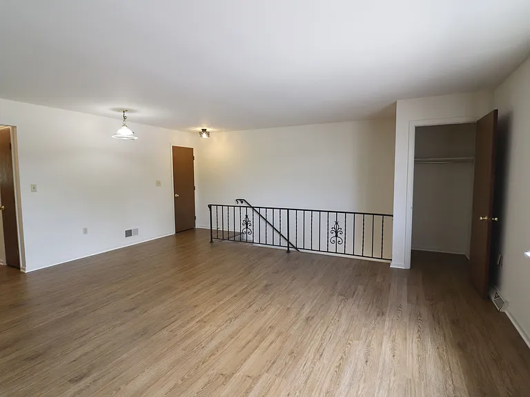 209 Colonial Dr — Photo 5