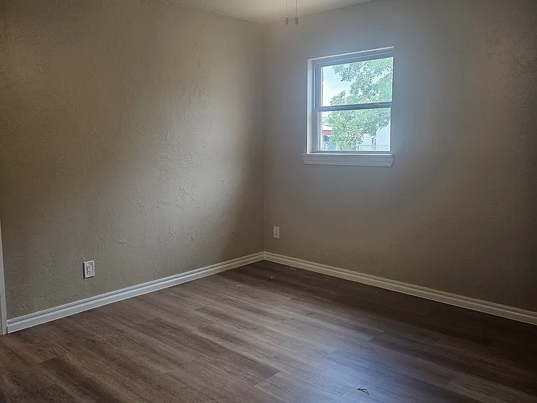 208 S Grand Ave — Photo 16