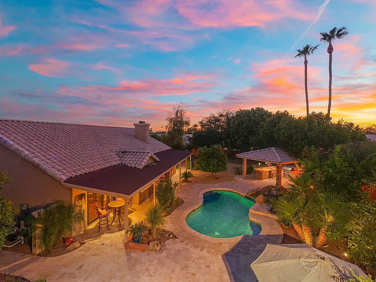 372 W Amoroso Dr — Photo 36