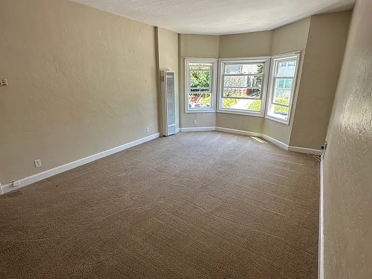 1672 Oxford St #1 — Photo 8