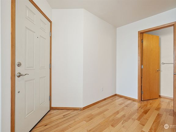 3rd image of 9316 Country Hollow Dr E