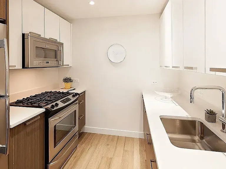 2614 Jackson Ave #14F — Photo 2