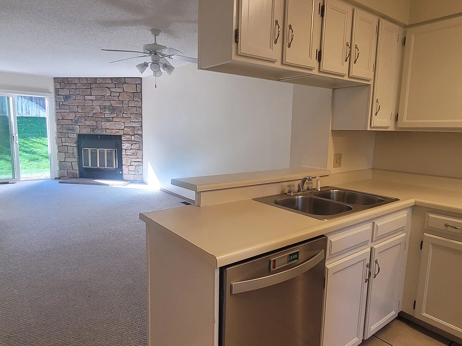 2 bed, 1.5 bath, 1073 sqft, $1,850 — Photo 2