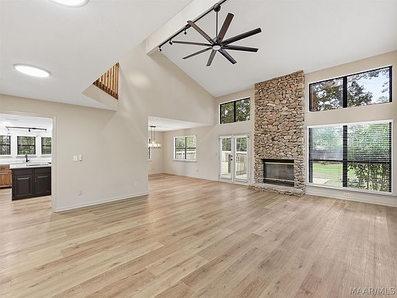 3rd image of 6572 Luxembourg Cir