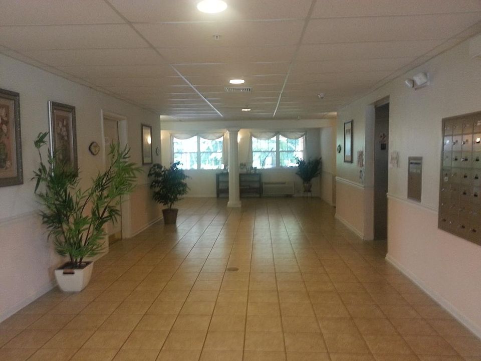 2nd image of 44 N Dupont Rd