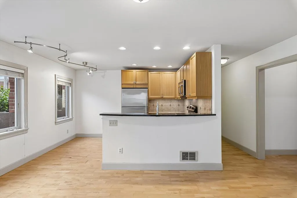 Marc Anna - 1 bedroom + den — Photo 3