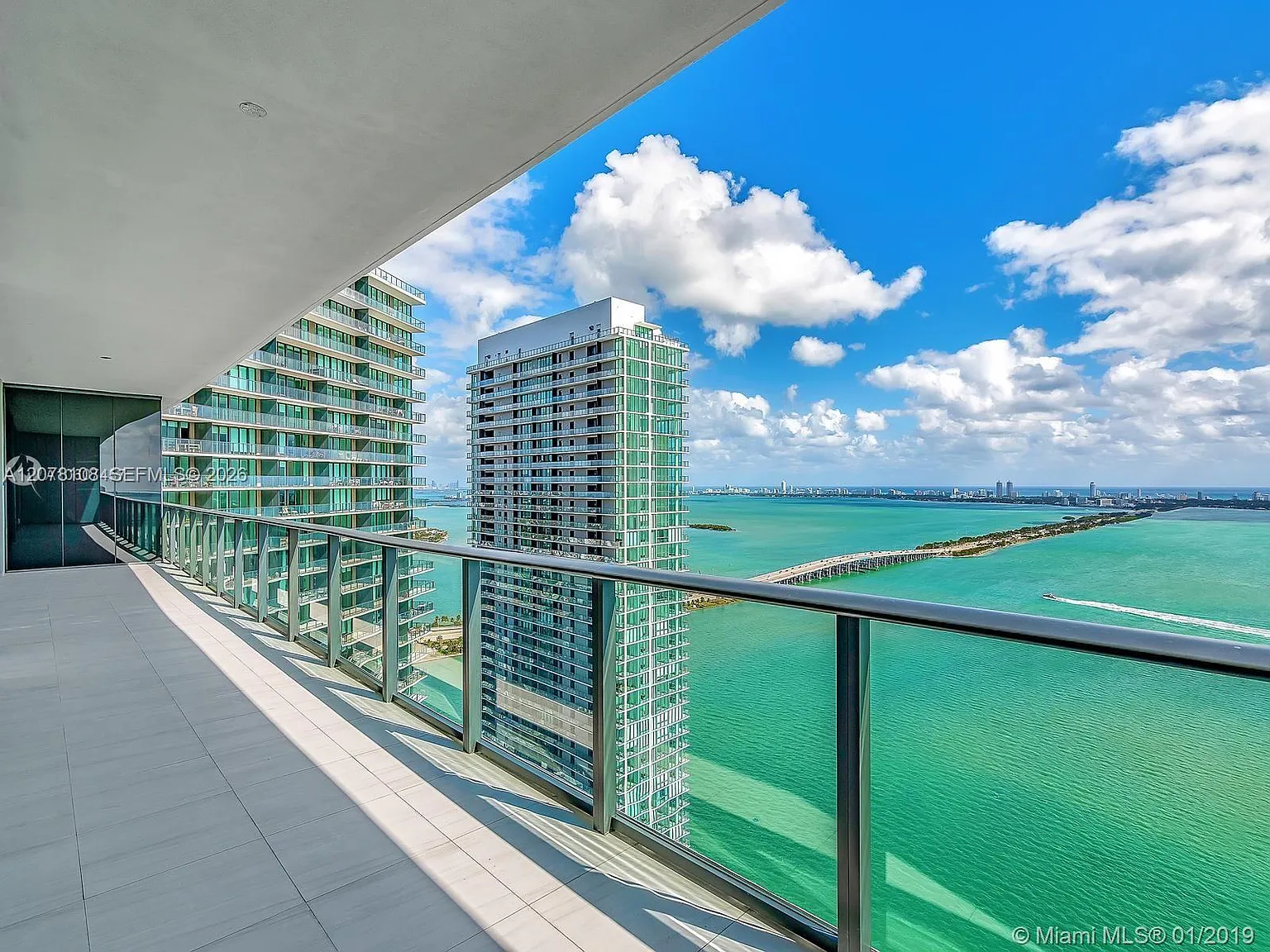 Gran Paraiso Condo — Photo 1