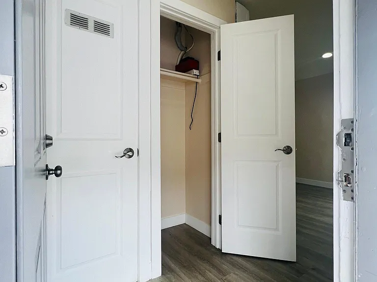 172 N Mariposa Ave #E — Photo 3