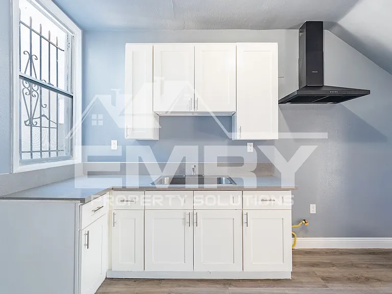4302 S Hoover St — Photo 5