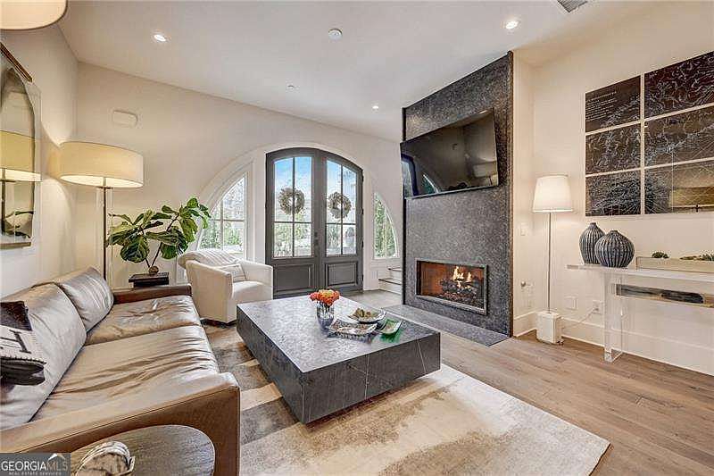 1st image of 330 Heatherden Ave