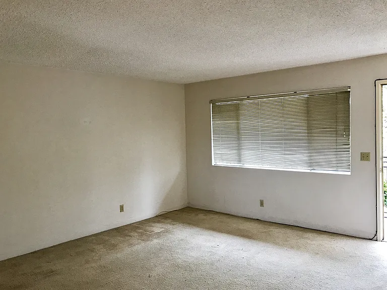 2034 Bath St — Photo 2