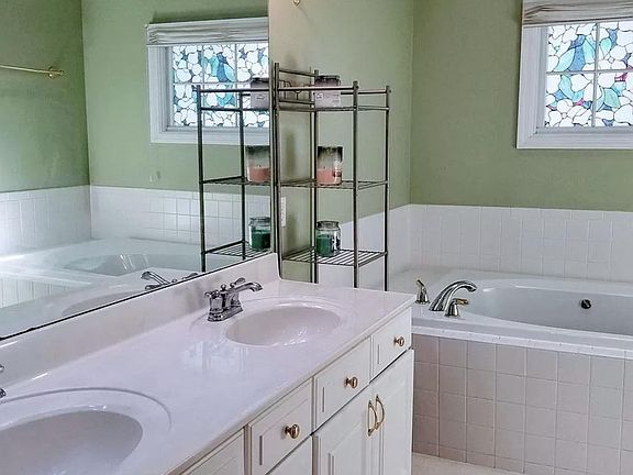 5th image of 1007 Saint Pauls Ln