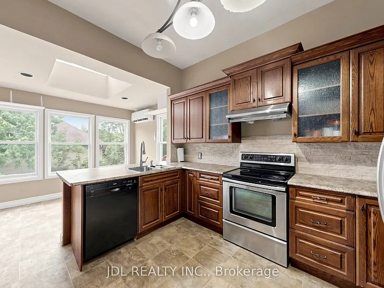 100 Roxborough Rd — Photo 11