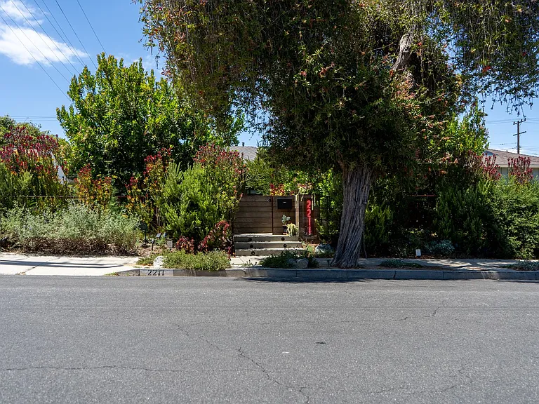 2211 Ashland Ave — Photo 1