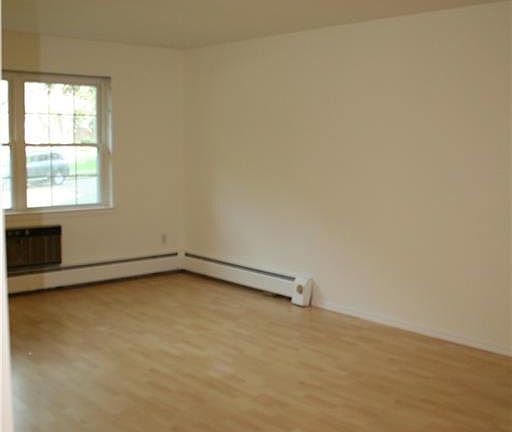 4th image of 201 Doxbury Ln