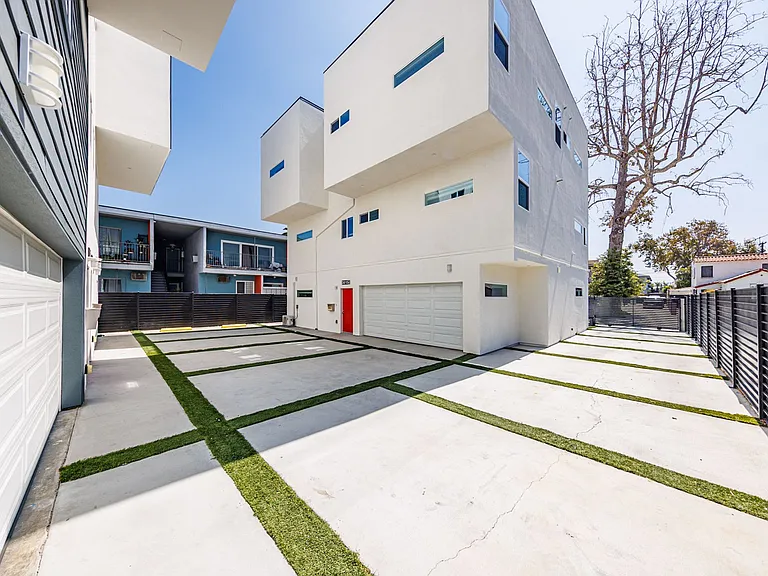 3015 Alsace Ave — Photo 12