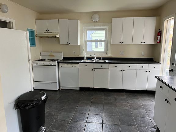 3rd image of 130 East Ave #2