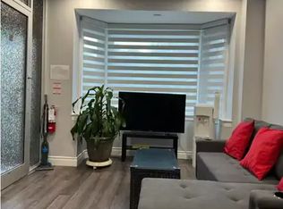 326 Bathurst St #1A, Toronto, ON M5T2S3