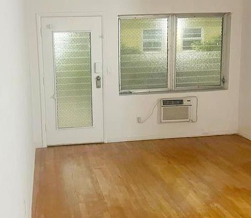 Living Room

8101 Abbott Ave #3 Miami Beach, FL 33141-1606