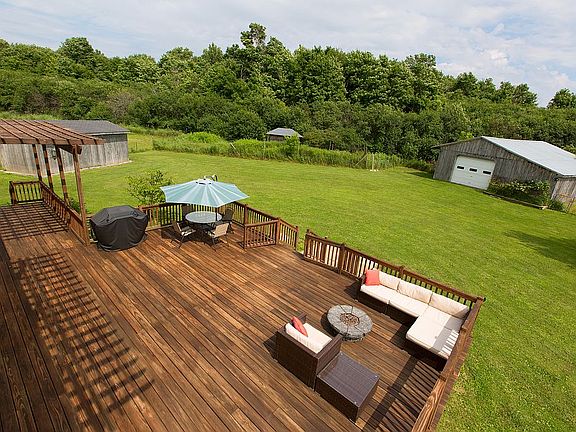 Deck w/ installed fire pit