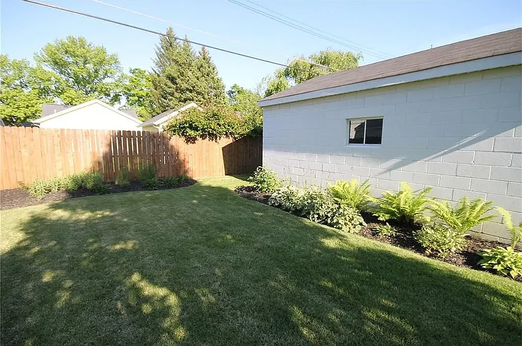 6177 Rosslyn Ave — Photo 4