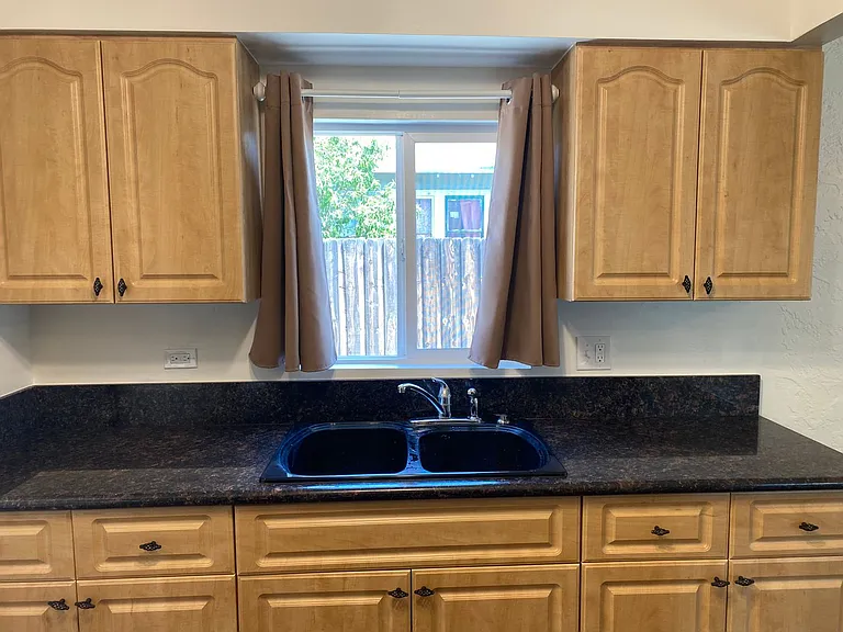 451 N Martin St — Photo 11