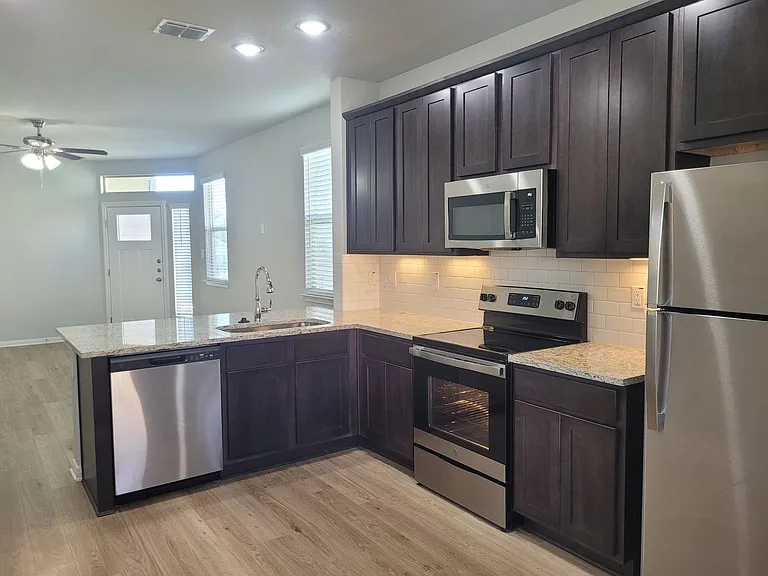 320 Caleb Ct — Photo 4